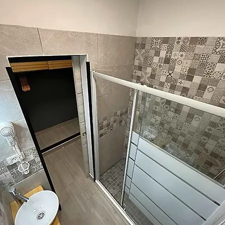 Cassandra Hotel *