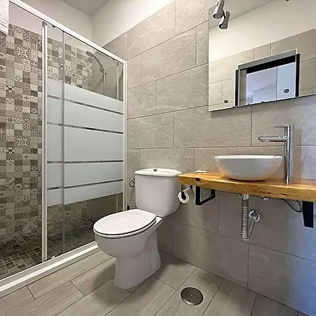 Cassandra Hotel *