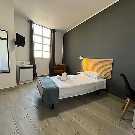Cassandra Hotel *